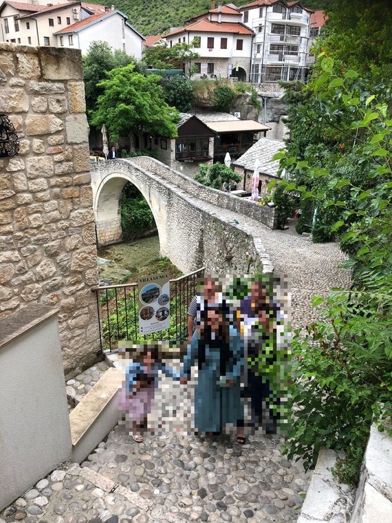 Se llama un pequeño puente. "torcido" (Jefa Kriva Zubrejana") en la ciudad vieja de Mostar