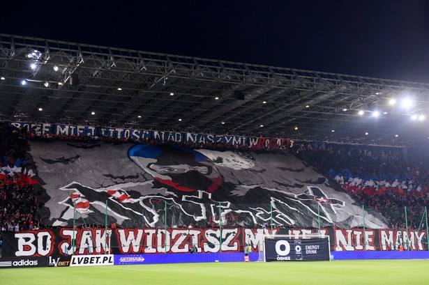 Skandaliczna oprawa kibiców Wisły. Pokazali, że są dumni z mordowania fanów Cracovii [FOTO]