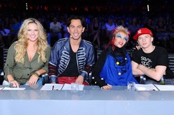 Facet w makijażu i tancerze chłopaka Dody w pierwszym półfinale "Tylko taniec"