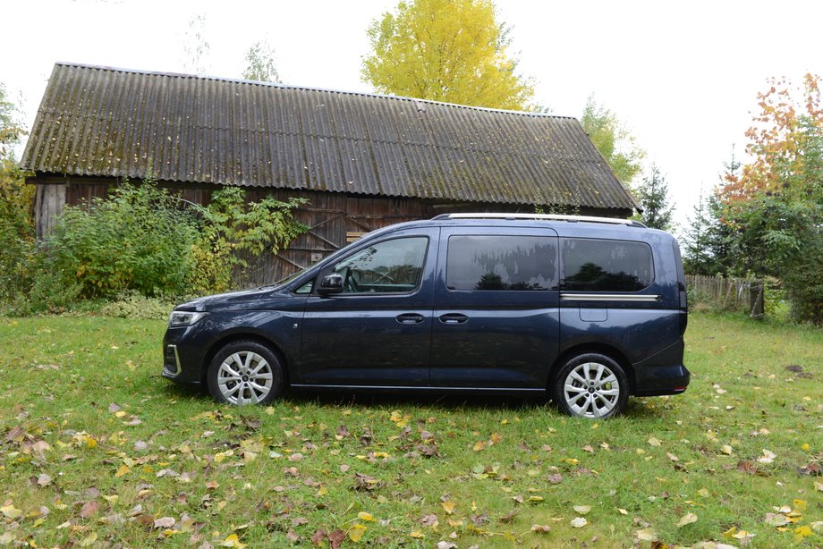 Ford Tourneo Connect 1.5 EcoBoost w wersji Grand może mieć miejsca dla pięciu lubi siedmiu osób. Testowe auto było 5-osobowe, ale za to z ogromną przestrzenią na bagaże.