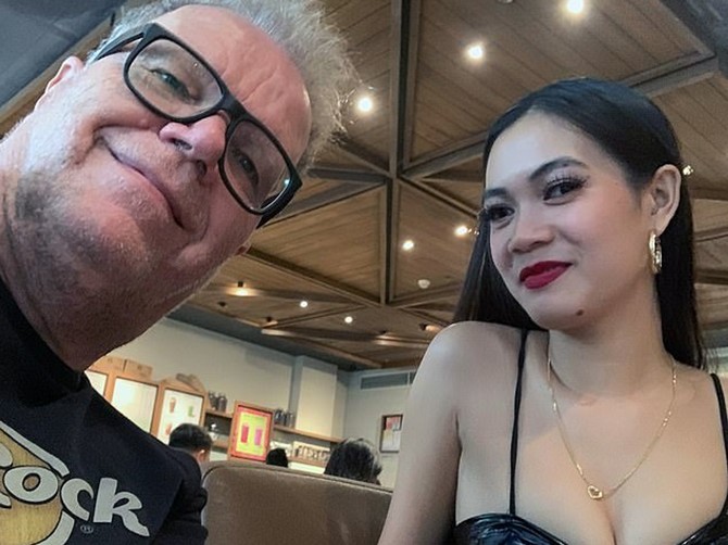 On ima 69 godina, a ona 25 - i njihovoj ljubavi nema kraja