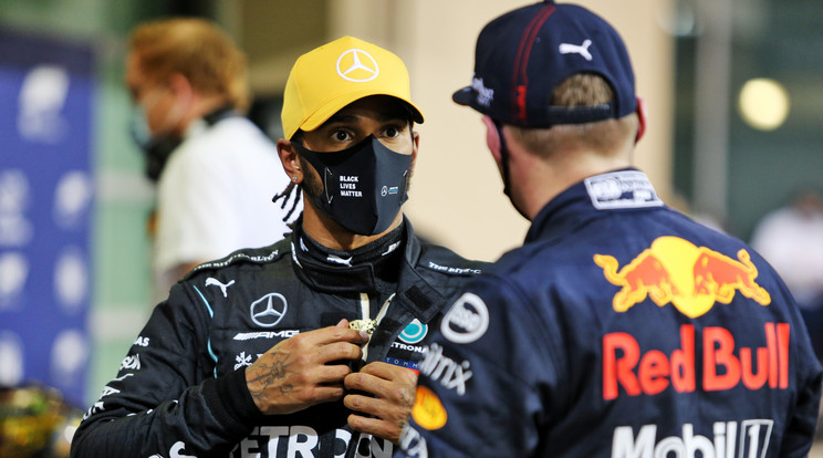 Lewis Hamilton Max Verstappennel beszélget Abu Dzabiban. / Fotó: EPA