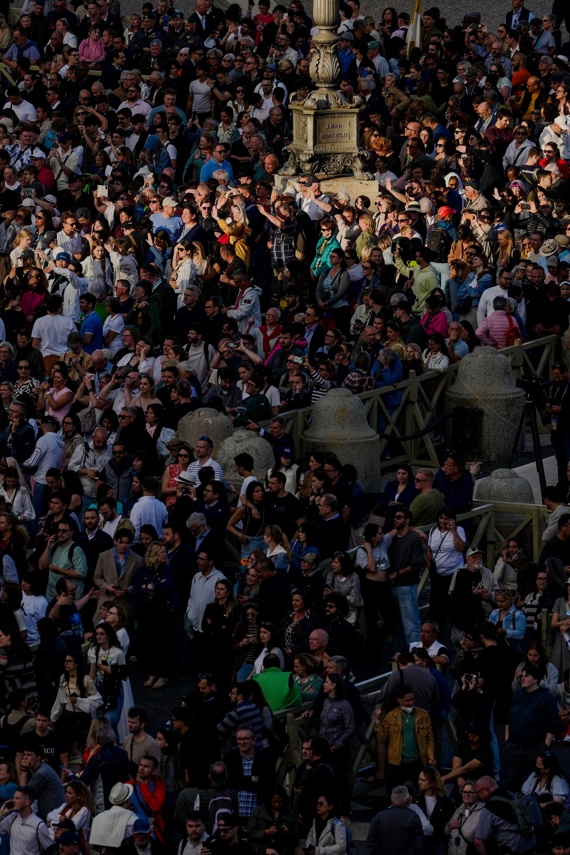 Na Námestí svätého Petra vo Vatikáne sa zhromaždili veriaci a čakali na výsledok prvého hlasovania. 