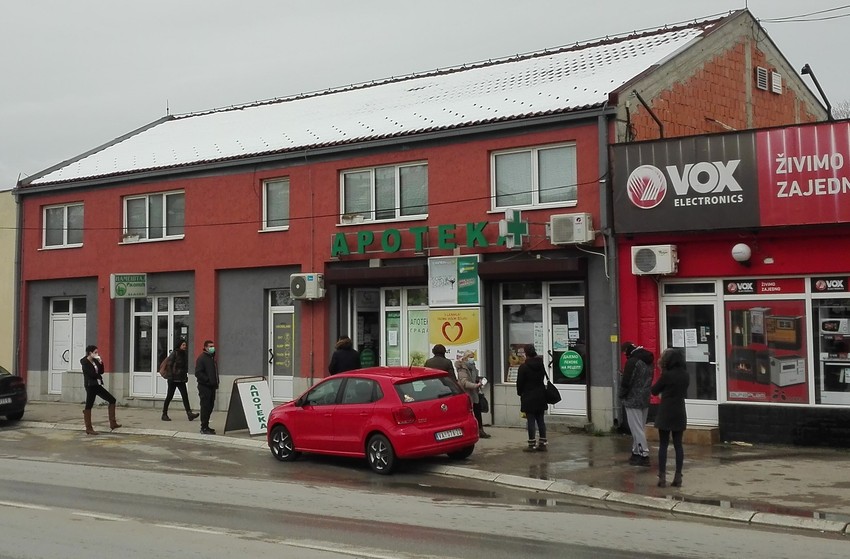 Red ispred apoteke