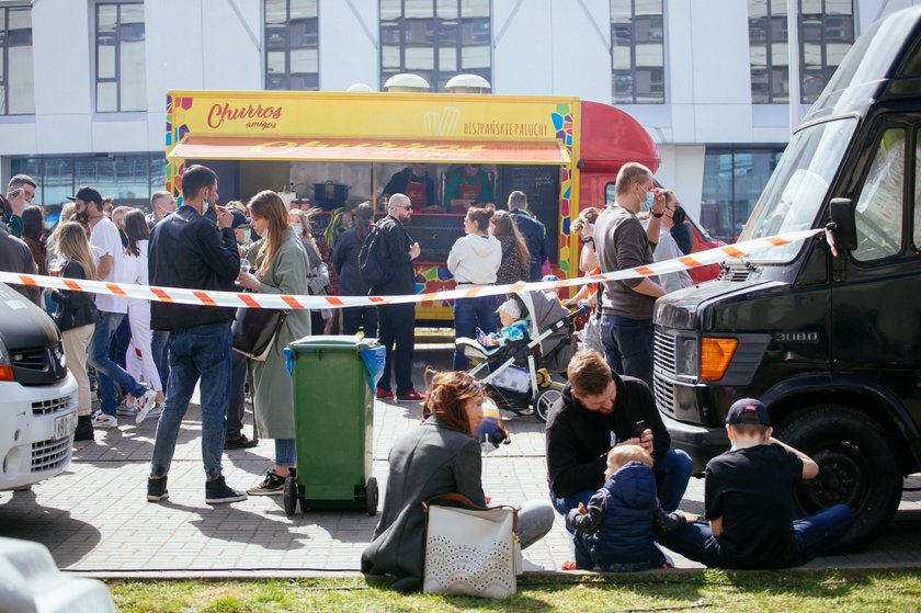 Warszawa. Tłumy na zlocie foodtrucków. Nie przestrzegano obostrzeń