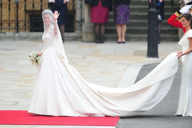 Kejt Midlton sa sestrom Pipom Midlton na svom venčanju