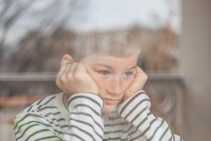 Smutne dziecko (zdjęcie ilustracyjne)