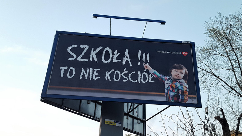 "Szkoła to nie kościół" – takie hasło widnieje na ponad 50 billboardach w wielu polskich miastach. Akcja ma na celu uświadomić dzieciom i przede wszystkim rodzicom, że szkoła powinna być miejscem neutralnym światopoglądowo. Organizatorzy nie chcą, by w placówkach oświatowych były święcone plecaki czy prowadzona spowiedź.