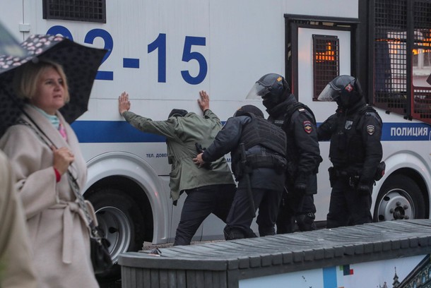  Rosyjscy policjanci zatrzymują uczestnika protestu przeciwko częściowej mobilizacji wojskowej w Rosji 