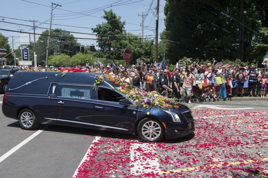 Kondukt pogrzebowy wjeżdża na cmentarz Cave Hill w Louisville