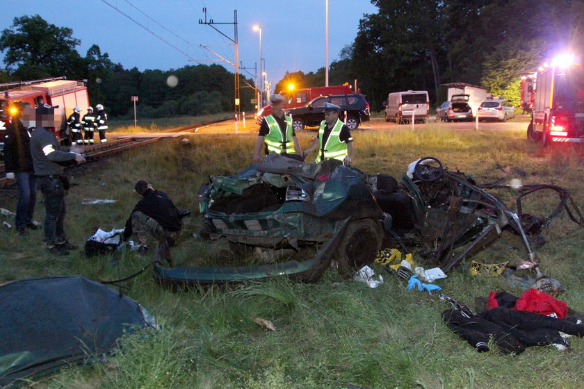 Tragedia na przejeździe w Dunowie. Nie żyje dwóch mężczyzn