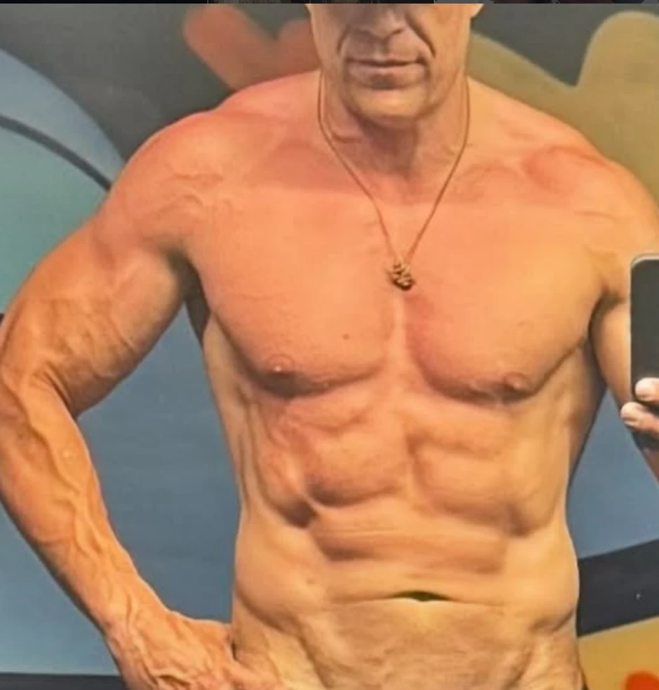 Milan Kalinić bez majice