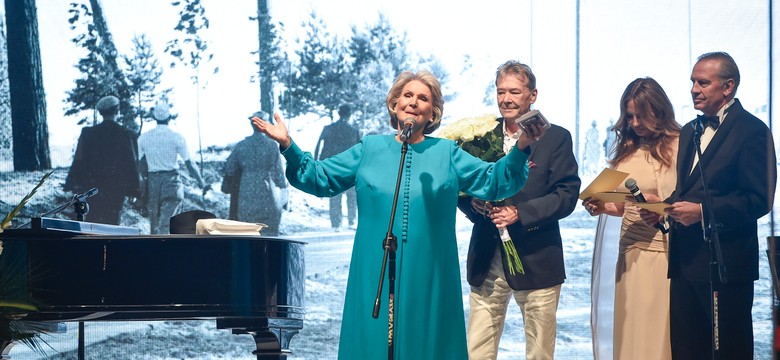 Irena Santor zasłynęła hitem "Walc Embarras". To nie była piosenka napisana dla niej