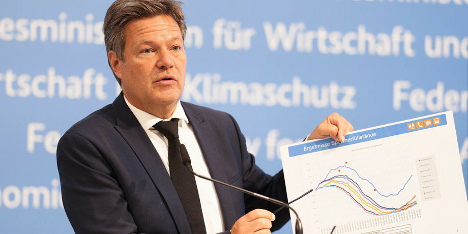 Wicekanclerz i niemiecki minister gospodarki Robert Habeck pokazuje diagram dotyczący niemieckiego magazynowania gazu podczas konferencji prasowej w Berlinie 23 czerwca 2022 r. 