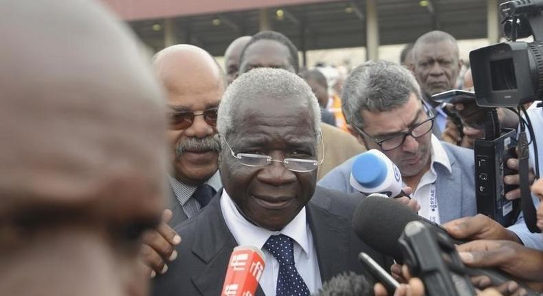 Dhlakama speaks to the media after voting in Maputo