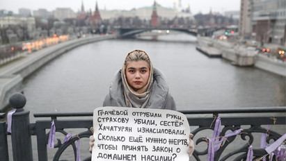 Családon belüli erőszakért nem jár börtön? Az apjukat halálra késelő fiatal lányokért tüntettek Moszkvában – galéria