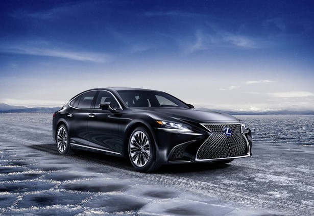 Na targach motoryzacyjnych w Genewie swoją premierę miał Lexus LS 500h. Nowa generacja tej flagowej limuzyny japońskiego producenta napędzana jest najnowszym układem hybrydowym Multi Stage Hybrid System. Lexus LS 500h ma długość 5235 mm, szerokość 1900 mm, a rozstaw osi to 3125 mm. Pod maską flagowca znalazł się benzynowy silnik V6 o pojemności 3,5 l, który współpracuje z dwoma silnikami elektrycznymi. Łączna moc tego układu wynosi 354 KM i zapewnia przyspieszenie od zera do 100 km/h w 5,4 sekundy. Dodatkowo w trybie elektrycznym Lexus LS 500h może rozpędzić się bez udziału jednostki spalinowej do 140 km/h. Wersja Lexusa LS z napędem konwencjonalnym (oznaczona jako LS 500) wyposażona jest w skonstruowany od podstaw sześciocylindrowy silnik widlasty z podwójnym turbodoładowaniem, rozwijający moc 415 koni mechanicznych i maksymalny moment obrotowy 600 Nm. Z silnikiem współpracuje pierwsza w segmencie luksusowych limuzyn 10-biegowa przekładnia automatyczna. Przyspieszanie od 0 do 100 km/h trwa 4,5 sekundy. Na liście wyposażenia znalazł się pakiet Lexus Safety System+, w skład którego wchodzą między innymi system antykolizyjny, funkcja ostrzegająca kierowcę o niezamierzonym opuszczeniu pasa ruchu, funkcja pomagająca utrzymać tor jazdy na oznakowanym pasie ruchu, automatyczne światła drogowe i aktywny tempomat.