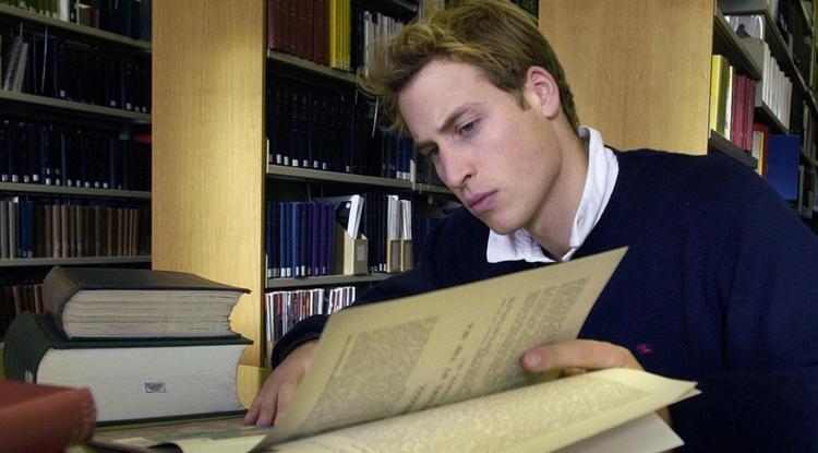 2004. november 15-i fénykép Vilmos herceg a St Andrews-i egyetem fő könyvtárában tanul.