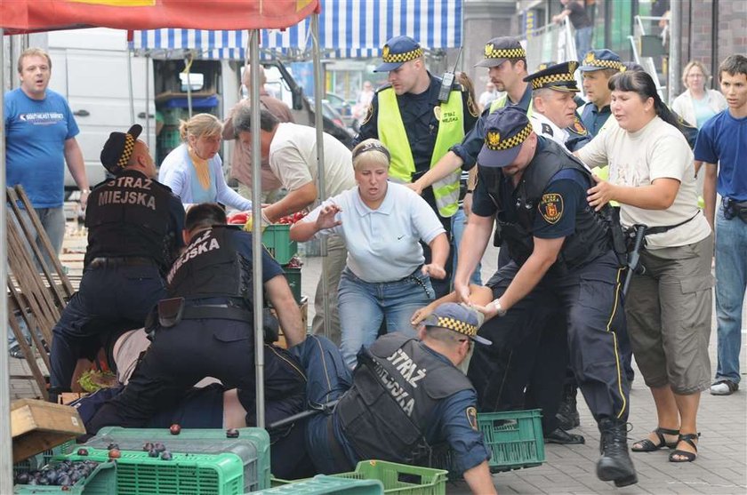 Straż miejska katuje ludzi. Foto!