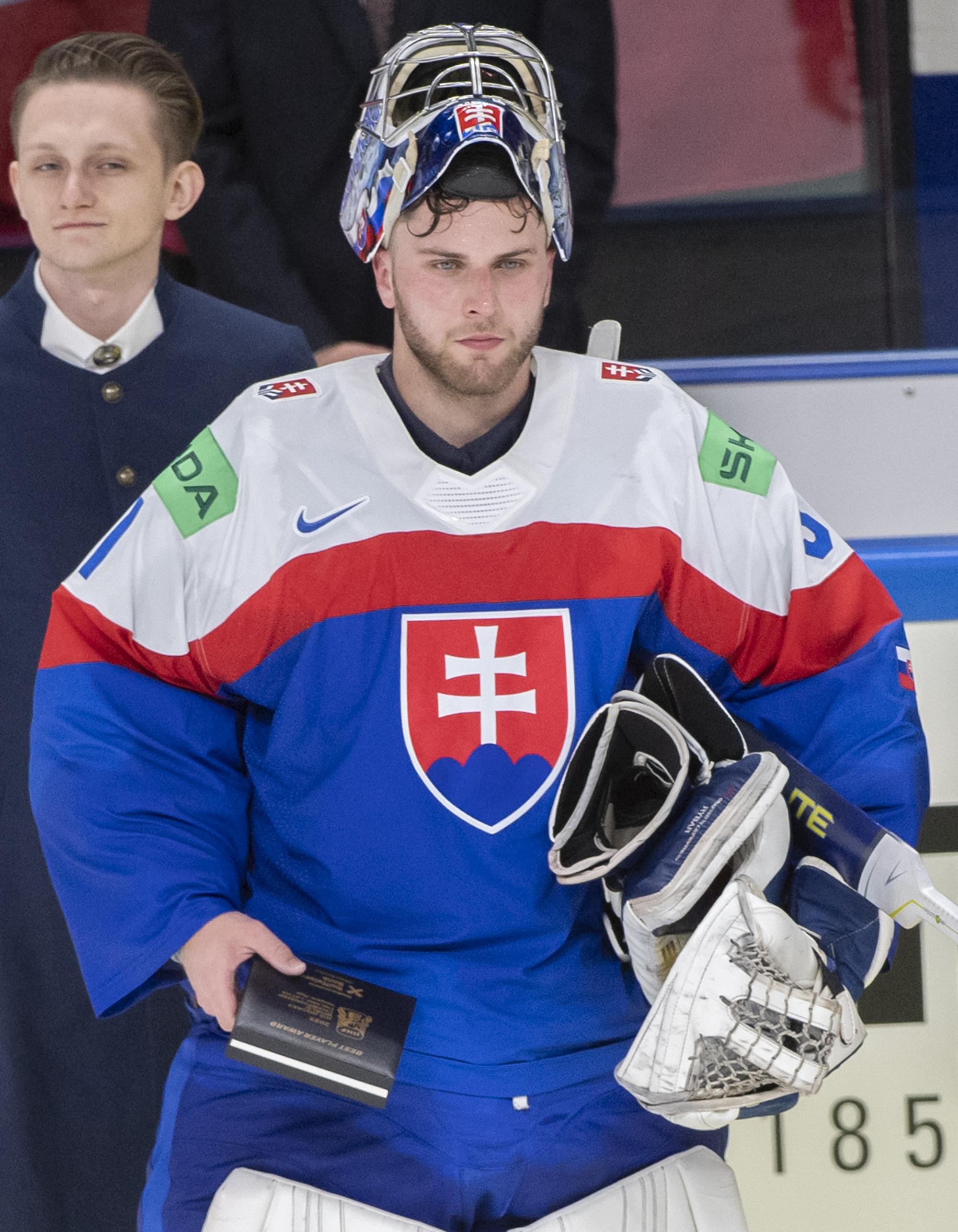 Slovenský hokejový brankár Samuel Hlavaj vyhlásený ako najlepší hráč Slovenska po zápase Slovensko - Kanada.