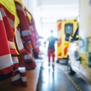 Videón a megdöbbentő erőszak a hatvani vasútállomáson – fejbe rúgott egy férfit egy szolgálatban lévő mentős