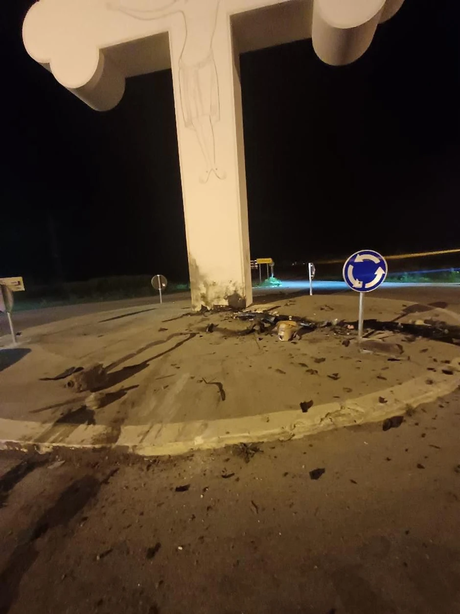 Muškarac poginuo nakon što je automobilom udario u betonski krst