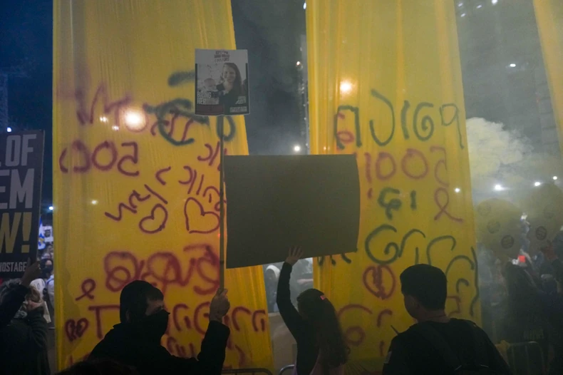 Članovi porodica talaca obeležili skupovima u Tel Avivu 500 dana odotmice talaca