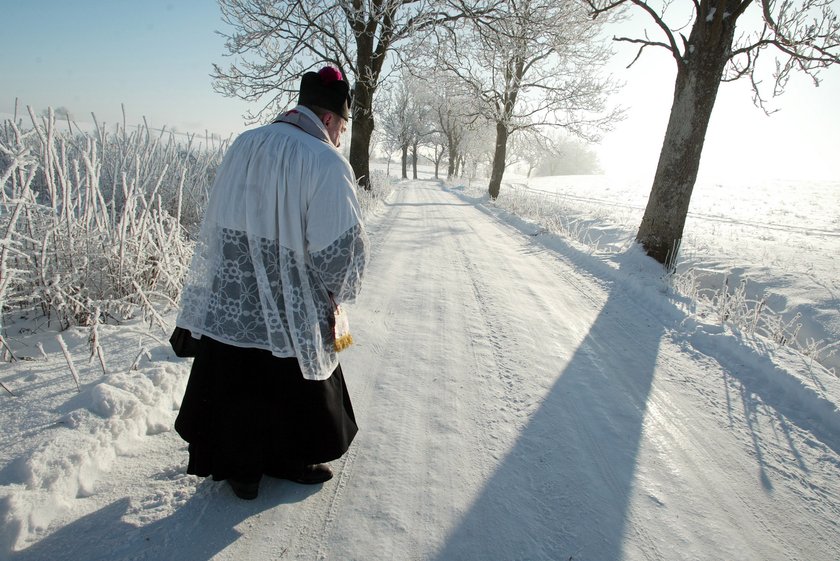 Ile dać księdzu w kopertę na kolędzie?