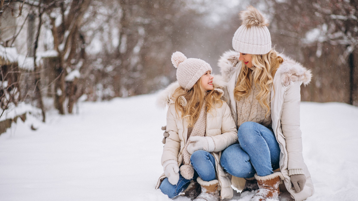 Jak ubrać się ciepło i modnie na zimowy spacer? Stylistka gwiazd podpowiada