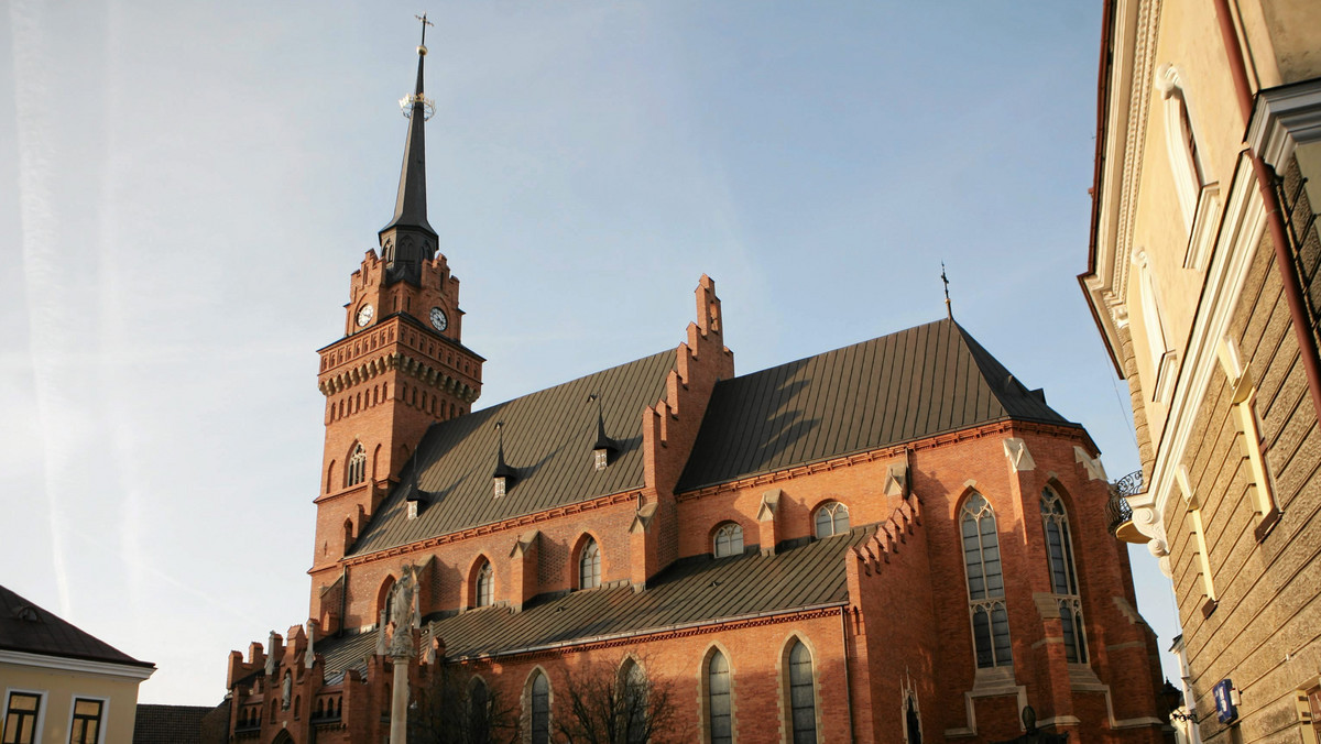 W dniu Wszystkich Świętych została otwarta dla odwiedzających krypta w Bazylice Katedralnej w Tarnowie, gdzie spoczywają biskupi tarnowscy. Będzie ona dostępna dla wiernych przez cały listopad.