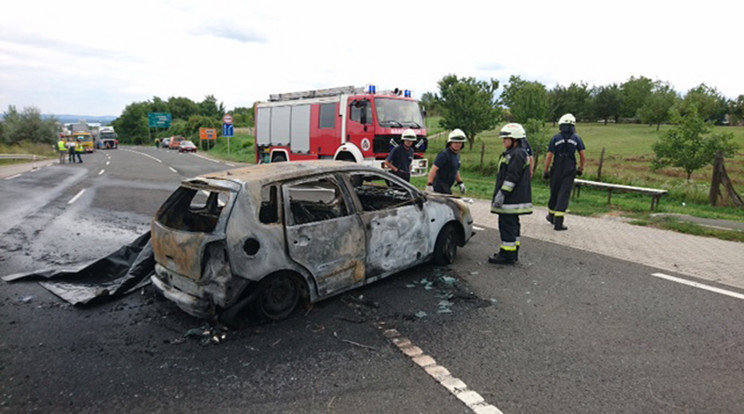 A balesetben az autó és a motor is kigyulladt /Fotó: Blikk