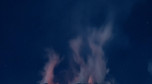 Nocna erupcja Etny: ogniste potoki na ośnieżonym stożku