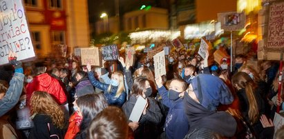 Strajk kobiet. Studentki wyproszone z pociągu przez transparent