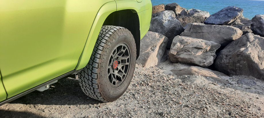 Toyota 4Runner TRD Pro - terenowe opony dbają o przyczepność, gdy zjeżdżamy z asfaltu. Na autostradach są jednak bardzo hałaśliwe.