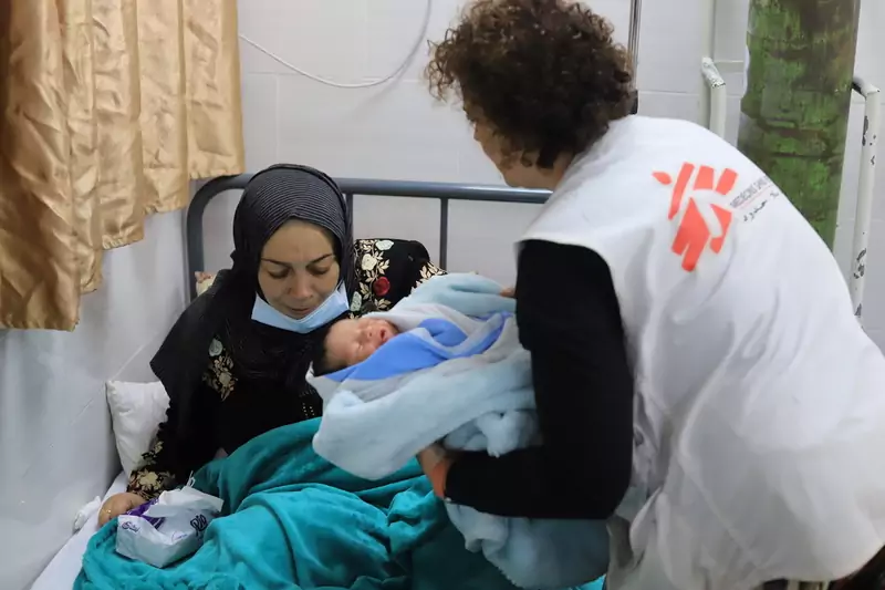 Ciągłe bombardowania, ograniczenie pomocy humanitarnej i ataki na placówki opieki zdrowotnej zrujnowały dostęp do opieki zdrowotnej dla matek i kobiet w ciąży