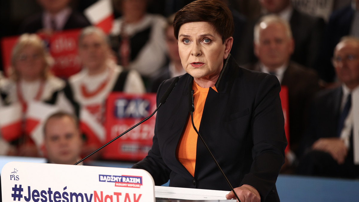 "Garsonki w stylu kontrolerek PKP". Kreacja Beaty Szydło pod lupą ekspertki