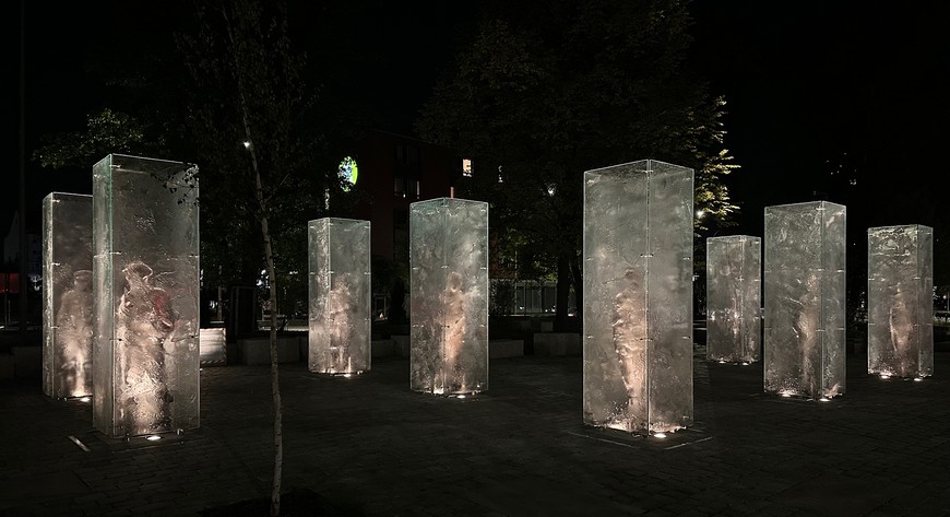 Wrocławski pomnik efektownie prezentuje sie nie tylko za dnia
