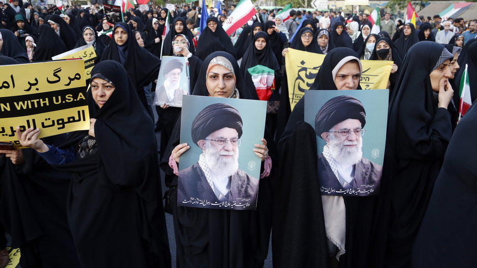 Irańczycy biorą udział w obchodach po ataku Iranu na Izrael. Placu Palestyński w Teheranie, 15 kwietnia 2024 r.