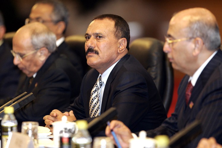 <b>Prezydent Jemenu Ali Abdullah Saleh - zgromadził 32 mld dolarów</b><br>Jemenem rządził przez 33 lata, od 1978 roku.<br>
W 2011 roku Saleh został ranny podczas bombardowania pałacu prezydenckiego w trakcie zamieszek w Jemenie. Dobrowolnie zrzekł się wtedy władzy i przekazał ją swojemu następcy.