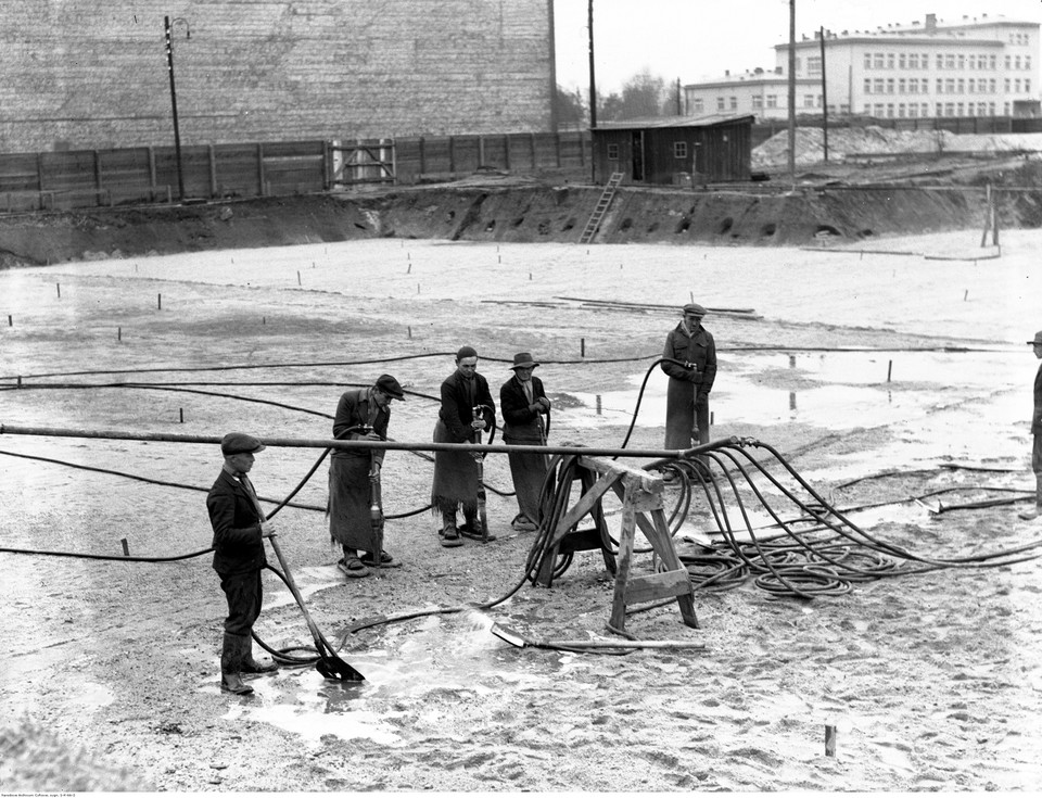 Budowa Muzeum Narodowego w Krakowie. Robotnicy na budowie (1934)