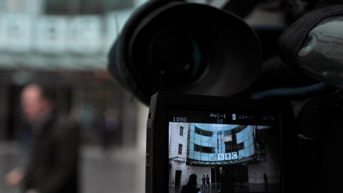 Wiodąca brytyjska uczelnia London School of Economics (LSE) skrytykowała w niedzielę telewizję BBC za tajne nagrywanie dokumentu podczas akademickiej wycieczki do Korei Płn. Podkreśliła, że BBC naraziła na niebezpieczeństwo nieświadomych studentów. BBC odpiera zarzuty.