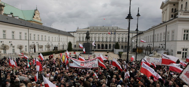 Egzorcyzmy w rocznicę Smoleńska. Poseł PiS: Nie uwłacza mi to