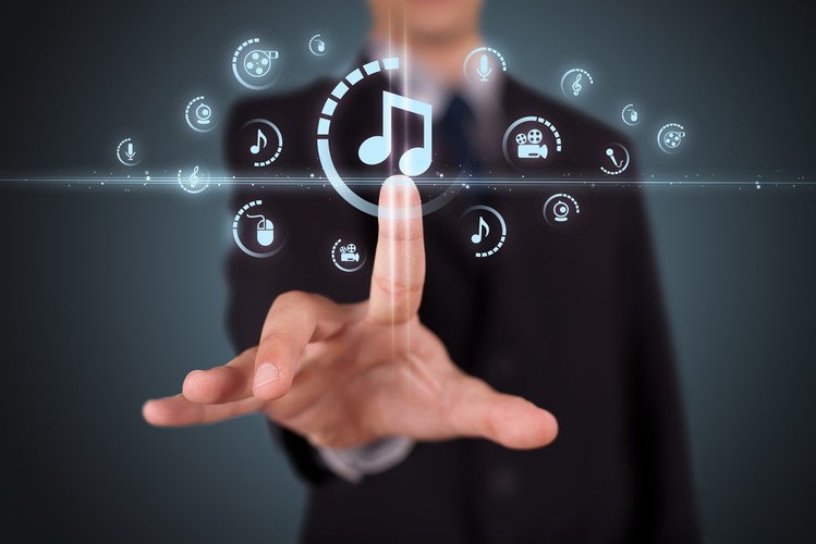 Eksperci Akcenty zwracają uwagę, że w grupie towarów o nazwie „sprzęt grający” ujęte są także wyjątkowe przedmioty wytwarzające dźwięk, jak szafy grające czy mechaniczne ptaki śpiewające, ale też piły grające, wabiki, gwizdki, rogi oraz dęte instrumenty sygnalizacyjne. Wymieniane w tej kategorii sprzęty grające sprowadzone do Polski w zeszłym roku były warte prawie 2,2 mln zł. Największa część tych produktów pod względem tonażu pochodziła z Chin i Indonezji, jednak dużo wydaliśmy też na urządzenia sprowadzone z Kanady, Szwecji i Niemiec.