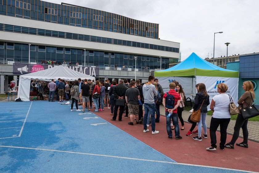 Koczowali pod AWF w Poznaniu, żeby zapisać się na studia