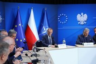 Warszawa, 17.02.2022. Przewodniczący Platformy Obywatelskiej Donald Tusk (3P), marszałek Senatu Tomasz Grodzki (P) oraz byli prezydenci RP Bronisław Komorowski (4P) i Aleksander Kwaśniewski (P) wzięli udział w spotkaniu, poświęconym bezpieczeństwu narodowemy Polski, odbywającym się 17 bm. w Centrum Prasowym Foksal w Warszawie. (aldg) PAP/Rafał Guz