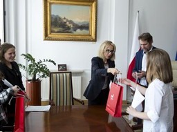 Minister finansów, Teresa Czerwińska w rozmowie z dziećmi: Wy też będziecie zaciągać swoje długi [WYWIAD]