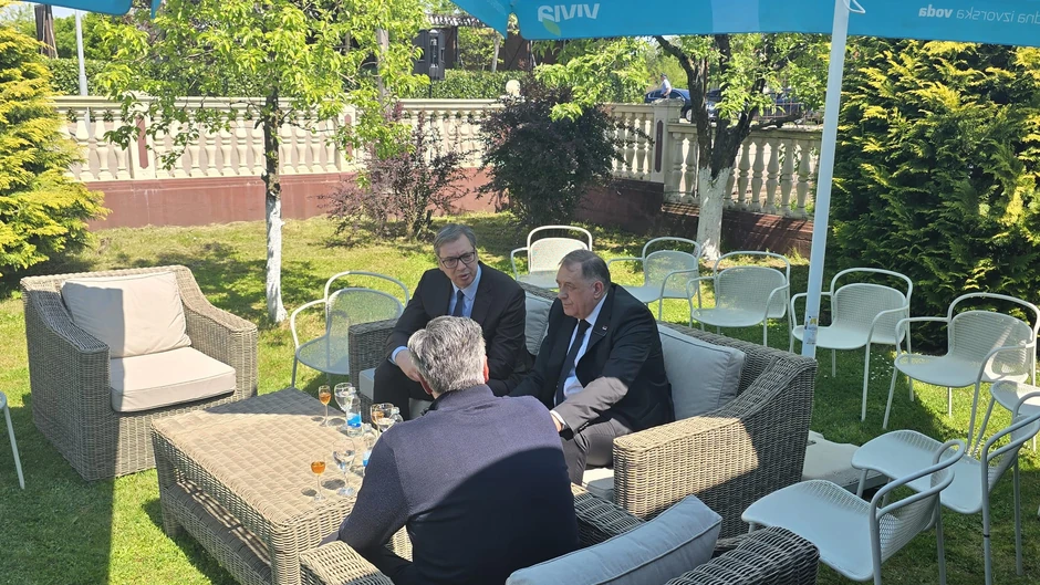 Vučić  na sahrani Dodikove majke