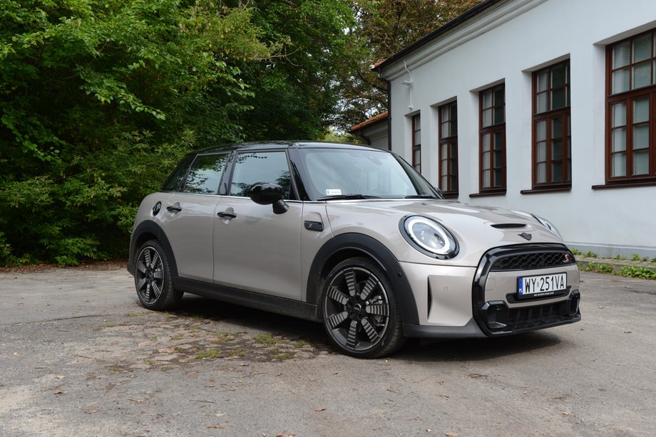 Mini Cooper S to auto idealne do miasta. Jest szybkie, zwinne i łatwo jest wszędzie zaparkować. Ma mniej niż cztery metry długości.