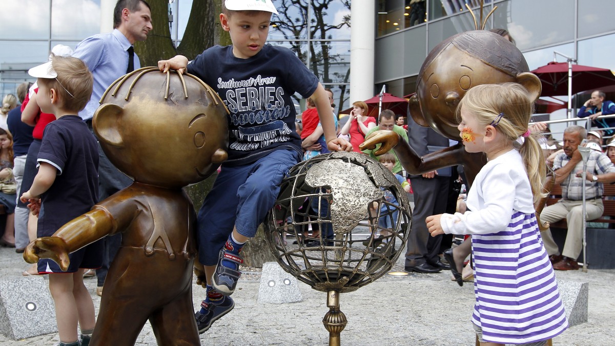 Rzeźba bohaterów popularnych filmów animowanych - Bolka i Lolka została odsłonięta na placu przed galerią Sfera w centrum Bielska-Białej.