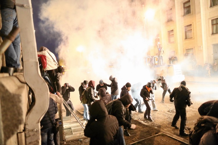 Starcie demonstrantów z policją w okolicach Pałacu Prezydenckiego. Wielka demonstracja na Majdanie.